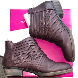 SO Women's Burgundy Ankle Boots. Zip up rear